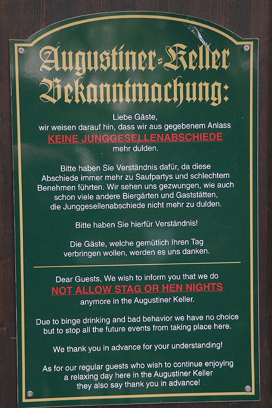 Jungesellenabschiede nicht mehr erlaubt im Augustiner-Keller - darauf weist dieses Schild mehrsprachig hin (©Foto; Martin Schmitz)